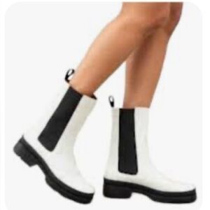 🆕 Frye Women's Chloe Chelsea Boot - Ivory and Black Size 10